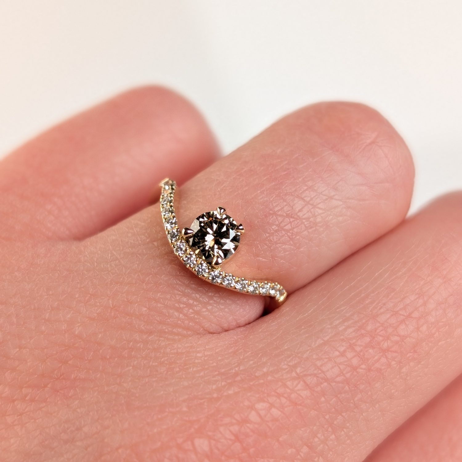 Bague Solitaire Épaulée – Image 2